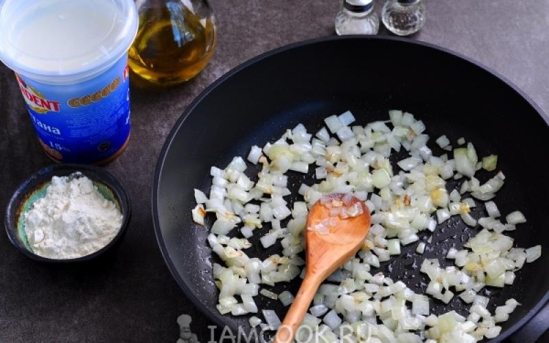 Готовим жареные шампиньоны со сметаной и луком – вкусное блюдо для ценителей грибов!